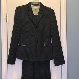 Tahari ASL 3-piece pant suit pinstripes.